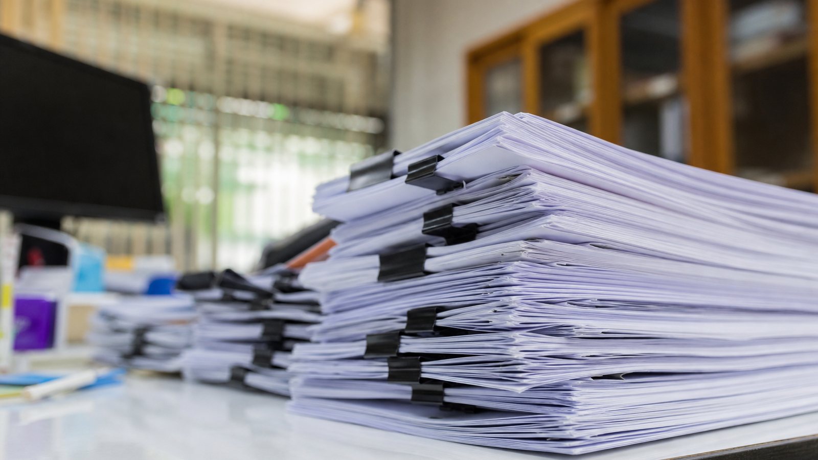 Dirigeant reconstituant le registre du personnel à partir de contrats et de bulletins archivés